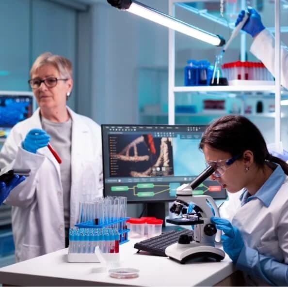 /images/packaging-solutions/biomedical-boxes/group-of-researcher-in-healthcare-laboratory-study.webp